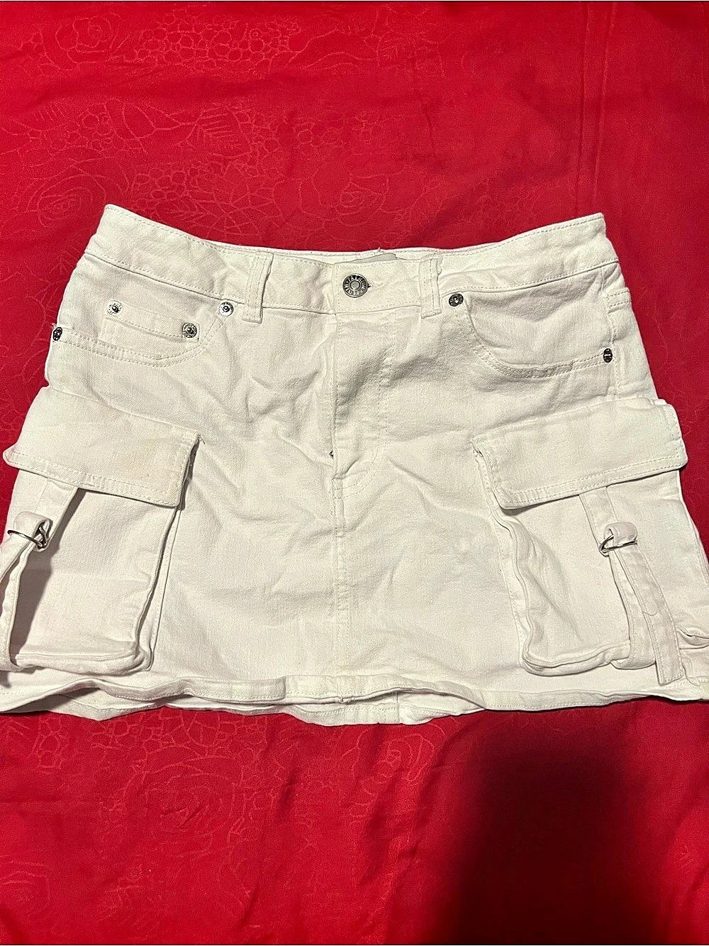 Love Tree Cargo Shorts in White Size Medium Like New